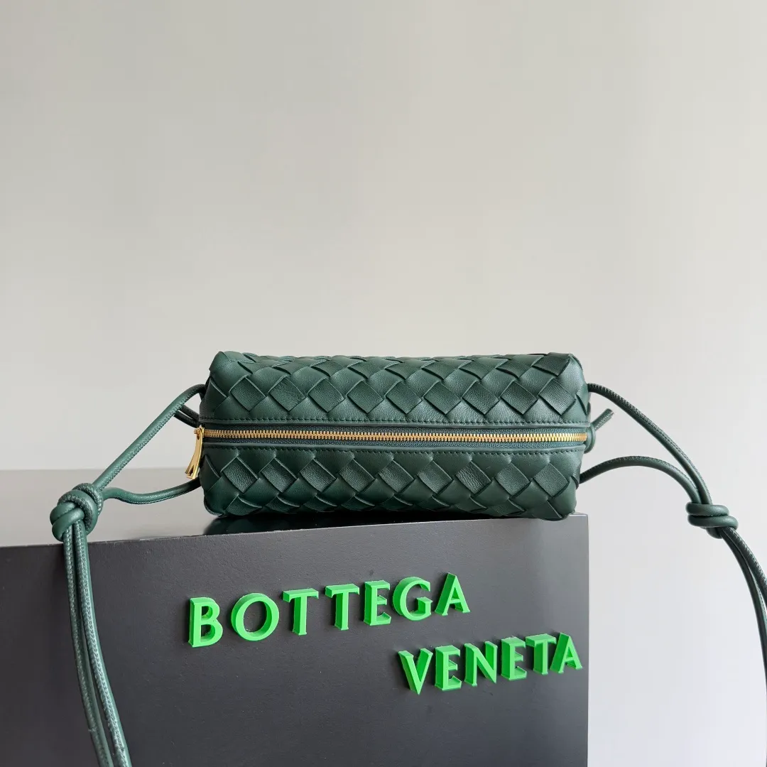 Batch 1260 𝗕𝗼𝘁𝘁𝗲𝗴𝗮 𝗩𝗲𝗻𝗲𝘁𝗮———— The latest version of the loop camera bag💥 at BV’s King of Cost-Effectiveness counter, large woven texture➕As always, ultra-high-quality lambskin, with zippers and adjustable drawstrings, it is especially suitable for the belly💫It can hold anything, and it is very light in weight, suitable for🈴️girls of all ages, size: 22*15*8cm, style number: 680255